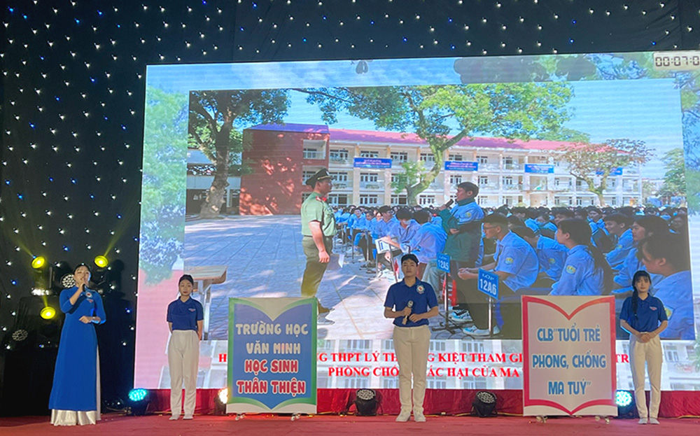 Một buổi tuyên truyền về phòng, chống ma túy tại Trường THPT Nguyễn Huệ, thành phố Yên Bái.